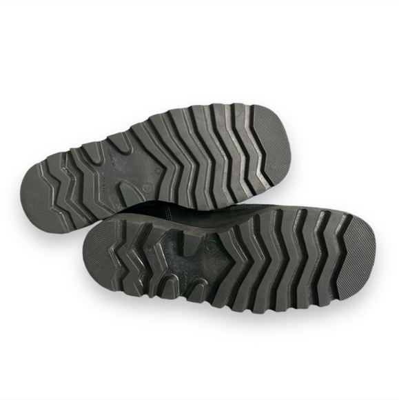 LA CANADIENNE Black Leather & Suede Bootie Made in Canada - Picture 5 of 8